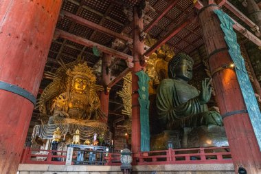 Japonya 'nın Nara kentindeki Todai-ji Tapınağı' ndaki Büyük Buda Salonu 'ndaki muhteşem heykeller..