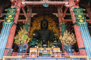 Japonya 'nın Nara kentindeki Todai-ji Tapınağı' ndaki Büyük Buda Salonu 'ndaki muhteşem heykeller..