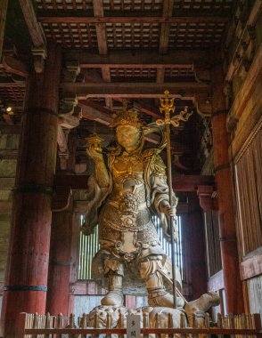 Japonya 'nın Nara kentindeki Todai-ji Tapınağı' ndaki Büyük Buda Salonu 'ndaki muhteşem heykeller..