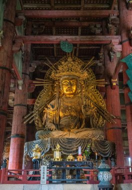 Japonya 'nın Nara kentindeki Todai-ji Tapınağı' ndaki Büyük Buda Salonu 'ndaki muhteşem heykeller..