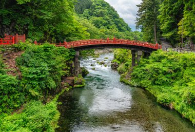 Nikko 'daki manzaralı Shinkyo Köprüsü. Tochigi Bölgesi, Japonya.