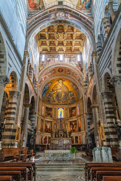 Muhteşem Pisa Katedrali 'nin iç mekanı. Toskana, İtalya, Haziran-20-2023