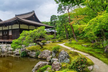 Kyoto 'daki muhteşem Ginkaku-ji Tapınağı' nda manzara. Japonya.