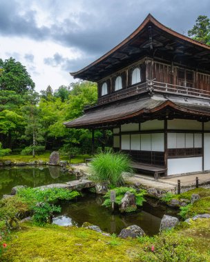 Kyoto 'daki muhteşem Ginkaku-ji Tapınağı' nda manzara. Japonya.