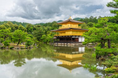 Kyoto 'daki Kinkaku-ji Tapınağı' nın muhteşem altın pavyonuyla manzara. Japonya.