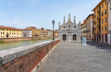 Güneşli bir yaz gününde Pisa 'da Arno Nehri ve Santa Maria della Spina Kilisesi ile güzel bir manzara. Toskana, İtalya.