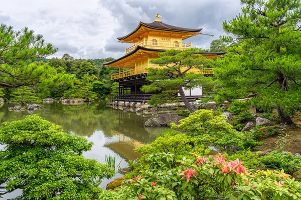 Γραφικό Θέαμα Υπέροχο Χρυσό Περίπτερο Στο Ναό Kinkaku Στο Κιότο — Φωτογραφία Αρχείου