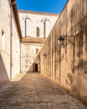 Latina, Lazio, İtalya 'daki Priverno şehrinin yakınlarındaki Fossanova Manastırı..