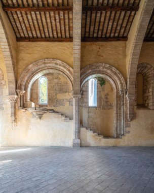 Latina, Lazio, İtalya 'daki Priverno şehrinin yakınlarındaki Fossanova Manastırı..