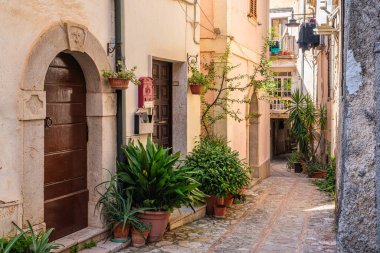 İtalya 'nın Lazio eyaletindeki güzel Monte San Biagio köyünden manzara..