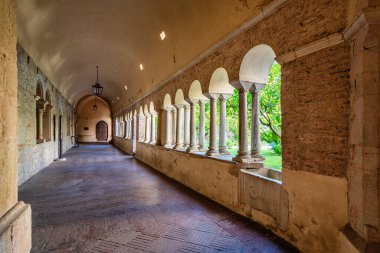 Latina, Lazio, İtalya 'daki Priverno şehrinin yakınlarındaki Fossanova Manastırı' ndan bir manastır..