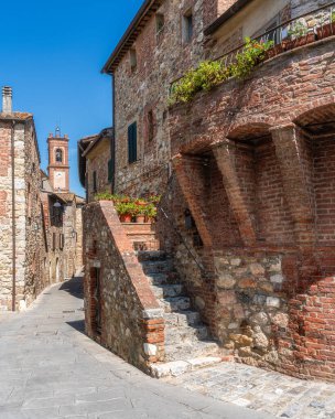 Güneşli bir yaz öğleden sonrasında güzel Civitella Marittima köyü. Grosseto, Toskana, İtalya.