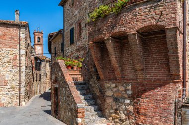Güneşli bir yaz öğleden sonrasında güzel Civitella Marittima köyü. Grosseto, Toskana, İtalya.