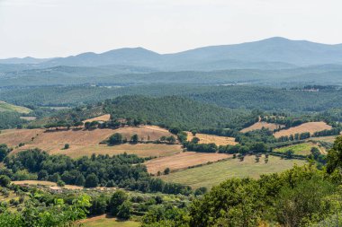Güneşli bir yaz öğleden sonrasında güzel Civitella Marittima köyü. Grosseto, Toskana, İtalya.