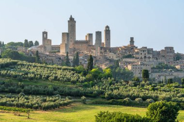 Güneşli bir yaz öğleden sonrasında tüm kuleleriyle muhteşem San Giminiano şehri. Siena ili, Toskana, İtalya.