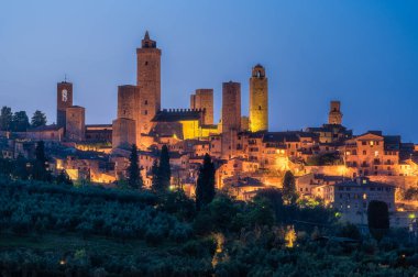San Giminiano 'nun tüm kuleleri bir yaz akşamı ışıldıyor. Siena ili, Toskana, İtalya.