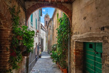 Sinalunga yakınlarındaki küçük Scrofiano köyünde manzara. Siena ili, Toskana, İtalya.