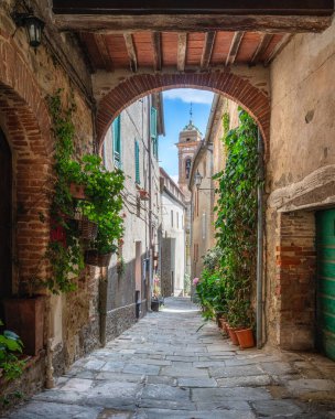 Sinalunga yakınlarındaki küçük Scrofiano köyünde manzara. Siena ili, Toskana, İtalya.