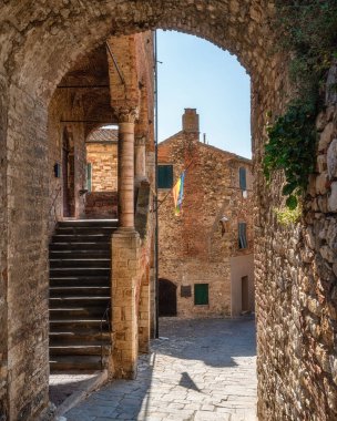 Güneşli bir yaz öğleden sonrasında Suvereto 'nun güzel köyü. Livorno ili, Toskana, İtalya.