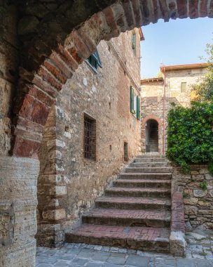 Güneşli bir yaz öğleden sonrasında Suvereto 'nun güzel köyü. Livorno ili, Toskana, İtalya.
