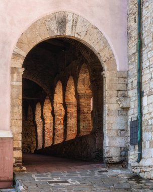 Güneşli bir yaz öğleden sonrasında Suvereto 'nun güzel köyü. Livorno ili, Toskana, İtalya.