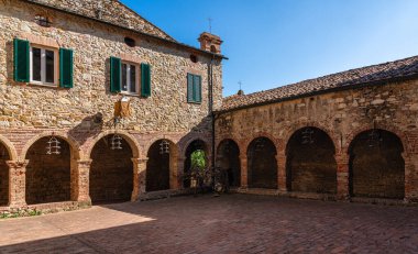 Güneşli bir yaz öğleden sonrasında Suvereto 'nun güzel köyü. Livorno ili, Toskana, İtalya.