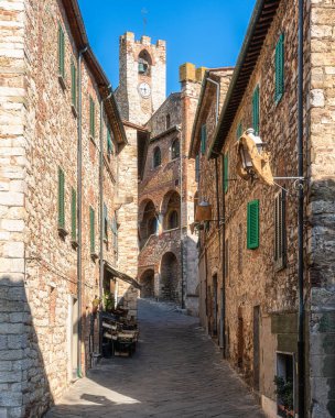 Güneşli bir yaz öğleden sonrasında Suvereto 'nun güzel köyü. Livorno ili, Toskana, İtalya.