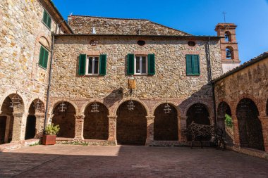 Güneşli bir yaz öğleden sonrasında Suvereto 'nun güzel köyü. Livorno ili, Toskana, İtalya.