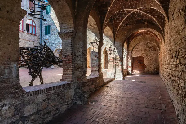 Güneşli bir yaz öğleden sonrasında Suvereto 'nun güzel köyü. Livorno ili, Toskana, İtalya.