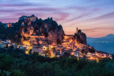 Güzel Bagnoli del Trigno köyü gün batımında aydınlandı. İsernia, Molise, İtalya.