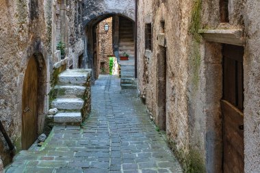 Castelvecchio Calvisio 'nun güzel köyünde manzara. L 'Aquila ili, Abruzzo, İtalya.