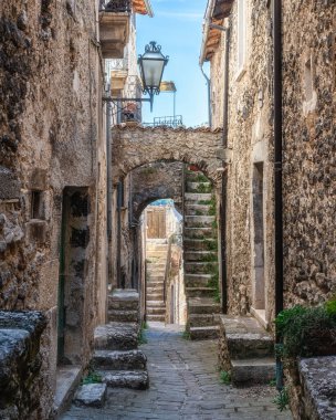 Castelvecchio Calvisio 'nun güzel köyünde manzara. L 'Aquila ili, Abruzzo, İtalya.