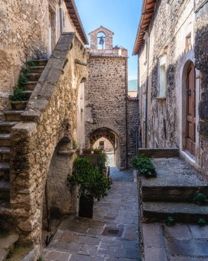 Castelvecchio Calvisio 'nun güzel köyünde manzara. L 'Aquila ili, Abruzzo, İtalya.