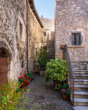 Castelvecchio Calvisio 'nun güzel köyünde manzara. L 'Aquila ili, Abruzzo, İtalya.