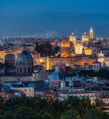 Gianicolo Hill Terrace gün batımında Roma panoraması.