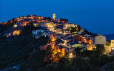 Trivento 'nun güzel köyü gün batımında aydınlandı. Campobasso ili, Molise, İtalya.
