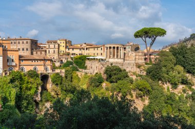 Tivoli 'deki muhteşem Villa Gregoriana' dan manzara, Roma, Lazio, orta İtalya.