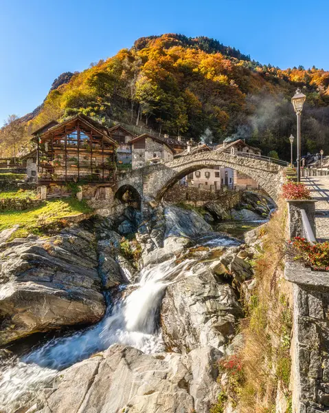 Das Schöne Dorf Rassa Während Der Herbstsaison Valsesia Sesia Tal — Stockfoto
