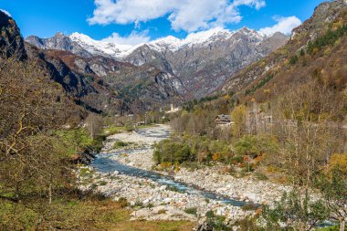 Sonbahar mevsiminde, Valsesia 'da (Sesia Valley) güzel bir manzara. Vercelli ili, Piedmont, İtalya.