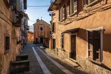 Orta San Giulio 'da sonbahar sezonunda öğleden sonra manzarası. Novara ili, Piedmont, İtalya.