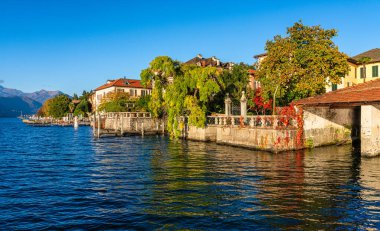 Orta San Giulio 'da sonbahar sezonunda öğleden sonra manzarası. Novara ili, Piedmont, İtalya.