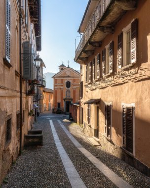 Orta San Giulio 'da sonbahar sezonunda öğleden sonra manzarası. Novara ili, Piedmont, İtalya.
