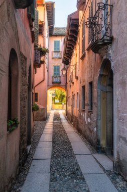 Orta San Giulio 'da sonbahar sezonunda öğleden sonra manzarası. Novara ili, Piedmont, İtalya.