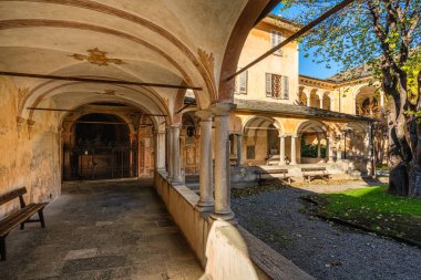 Güneşli bir sonbahar sabahında Varallo 'nun güzel Sacro Monte' si. Vercelli ili, Piedmont, İtalya.