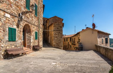 Güneşli bir yaz sabahında Castelnuovo 'nun güzel köyü Val di Cecina. Pisa ili, Toskana, İtalya. 