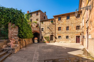 Güneşli bir yaz gününde Sassetta 'nın güzel köyü. Livorno ili, Toskana, İtalya. 