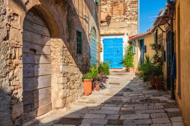 Güneşli bir yaz öğleden sonrasında Campiglia Marittima köyünde manzara. Livorno 'da, İtalya' nın Toskana bölgesinde..