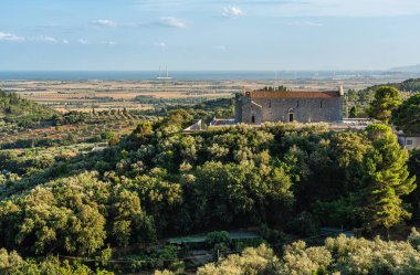Güneşli bir yaz öğleden sonrasında Campiglia Marittima köyünden inanılmaz bir manzara. Livorno 'da, İtalya' nın Toskana bölgesinde..