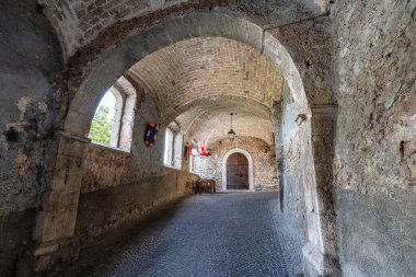 Güneşli bir yaz öğleden sonrasında, İtalya 'nın Molise şehrinde bulunan Fornelli' nin pitoresk köyü..
