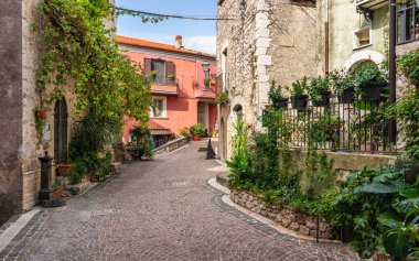 Güneşli bir yaz öğleden sonrasında, İtalya 'nın Molise şehrinde bulunan Fornelli' nin pitoresk köyü..